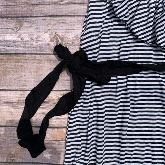 **SOLD** Black and white tank - Picture 3 of 4